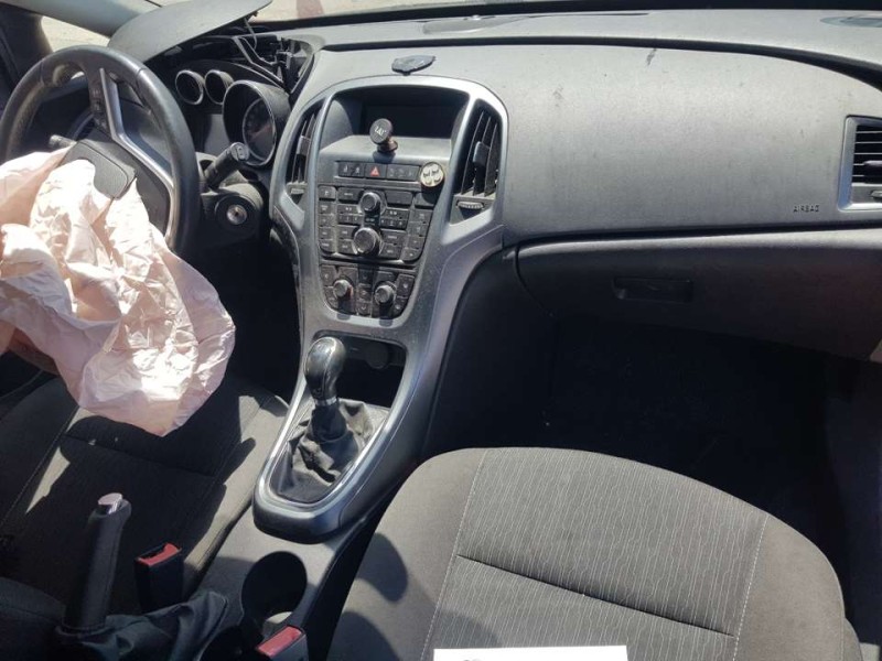 opel astra j gtc del año 2012