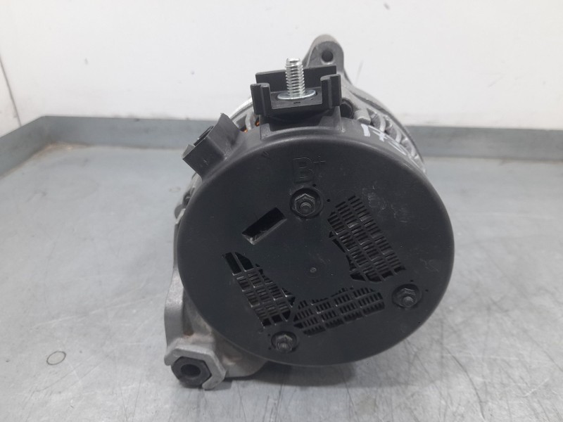 Recambio de alternador para bmw serie 1 lim. (f40) 118d referencia OEM IAM 1042119871 8680374 DENSO