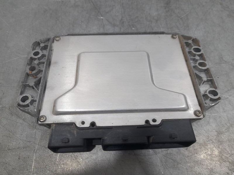 Recambio de centralita motor uce para renault megane ii sedán (lm0/1_) 1.4 referencia OEM IAM 8200387138  
