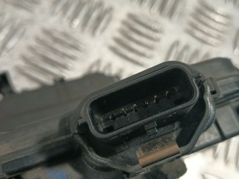 CERRADURA PUERTA TRASERA DERECHA 825002104R