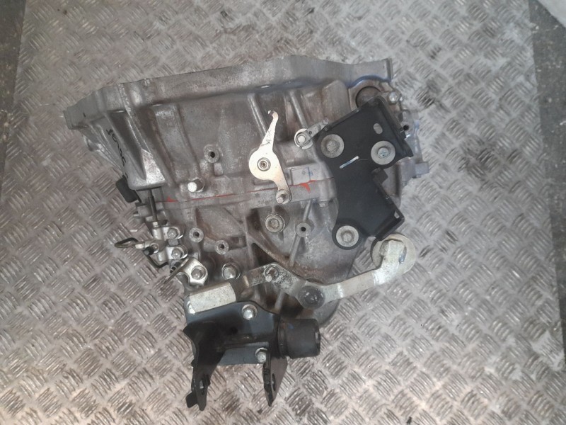 Recambio de caja cambios para toyota auris active referencia OEM IAM 3030002360  6 VELOCIDADES