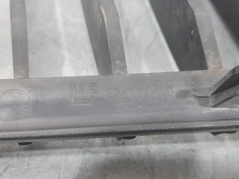 Recambio de rejilla delantera para bmw 3 (e90) 325 i referencia OEM IAM 7120009 DELANTERA IZQUIERDA 