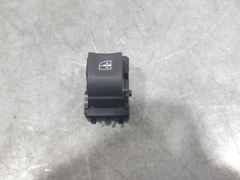 Recambio de mando elevalunas delantero derecho para dacia sandero stepway essential referencia OEM IAM 254118439R  
