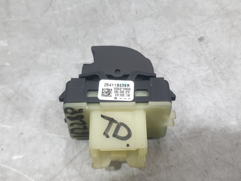 Recambio de mando elevalunas trasero derecho para dacia sandero stepway essential referencia OEM IAM 254118439R  
