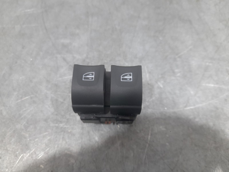 Recambio de mando elevalunas delantero izquierdo para dacia sandero iii 1.0 tce 100 eco-g referencia OEM IAM 254113300R TRASERO 
