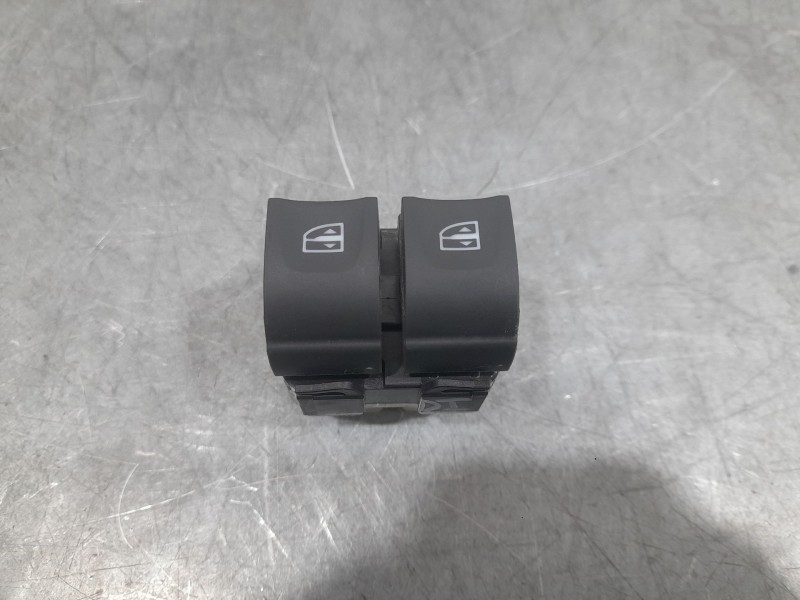 Recambio de mando elevalunas delantero izquierdo para dacia sandero iii 1.0 tce 100 eco-g referencia OEM IAM 254112588R DELANTER