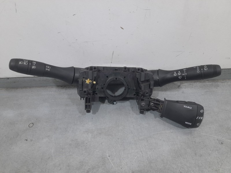 Recambio de mando luces y limpia para dacia sandero stepway essential referencia OEM IAM 255670975R  