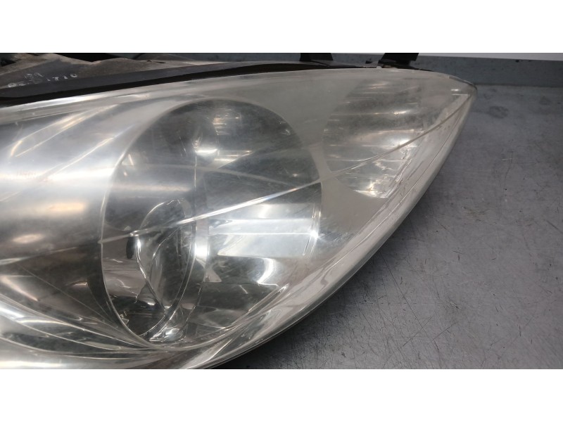 Recambio de faro derecho para peugeot 307 sw (3h) 1.6 16v referencia OEM IAM 6205Z2 PULIR PATA TOCADA 