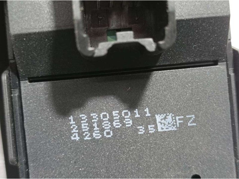 Recambio de mando elevalunas delantero izquierdo para opel zafira tourer expression referencia OEM IAM 13305011  