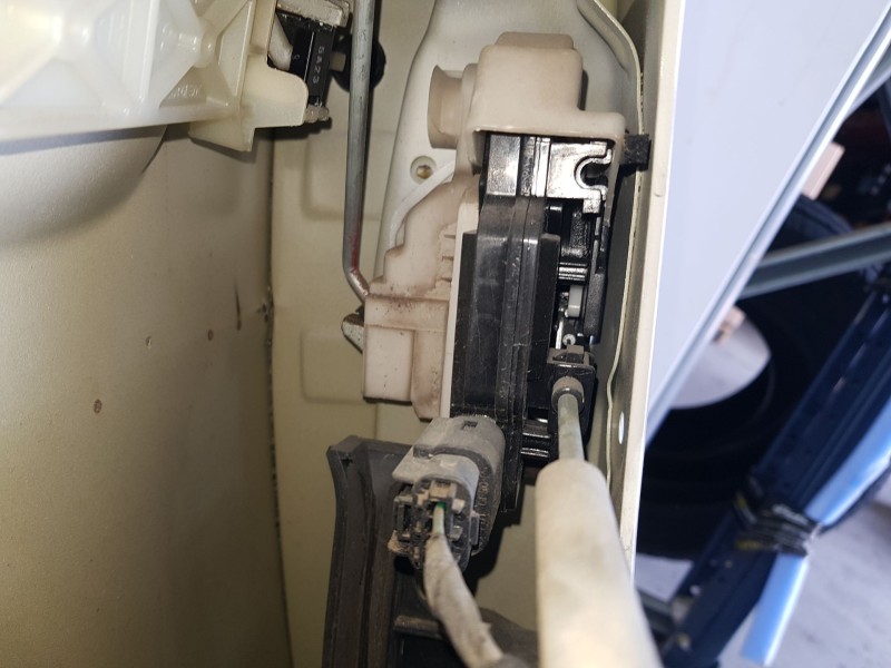 Recambio de cerradura puerta delantera derecha para kia rio iii (ub) 1.2 cvvt referencia OEM IAM 813211W060  