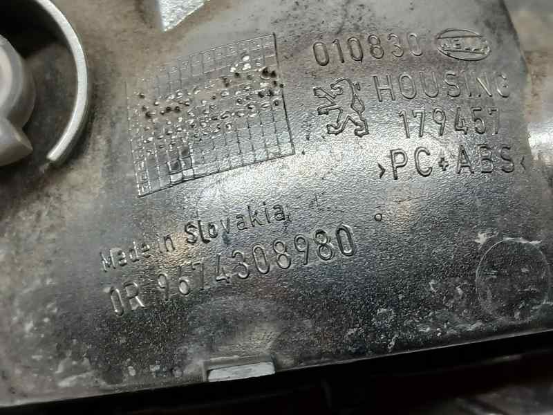 Recambio de piloto trasero central para peugeot 208 style referencia OEM IAM 9674308980  ANTINIEBLAS PARAGOLPES