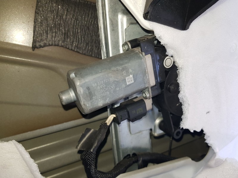 Recambio de elevalunas delantero izquierdo para citroën c3 iii (sx) 1.5 bluehdi 100 (sxyhyp, sxyhtu) referencia OEM IAM 98401545