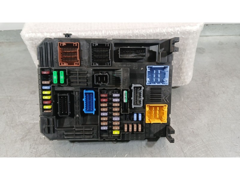 Recambio de caja reles / fusibles para peugeot 2008 ii (ud_, us_, uy_, uj_, ur_, uc_) 1.2 puretech 100 referencia OEM IAM 985566