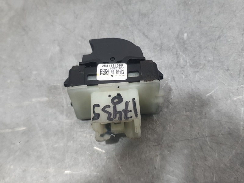 Recambio de mando elevalunas trasero derecho para dacia sandero iii 1.0 tce 90 referencia OEM IAM 254118439R  