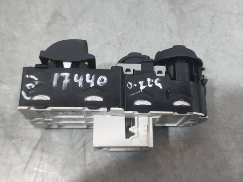 Recambio de mando elevalunas delantero izquierdo para opel corsa f (p2jo) 1.2 (68) referencia OEM IAM 39089070 C/MANDO RETROVISO