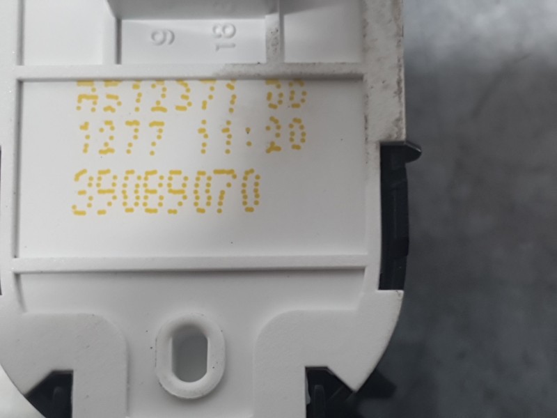 Recambio de mando elevalunas delantero izquierdo para opel corsa f (p2jo) 1.2 (68) referencia OEM IAM 39089070 C/MANDO RETROVISO