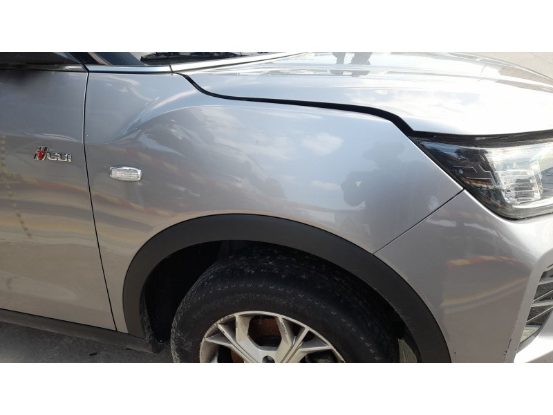 Recambio de aleta delantera derecha para ssangyong tivoli 1.5 referencia OEM IAM 5182135010  