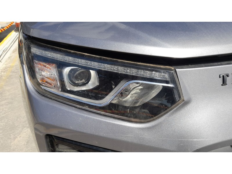 Recambio de faro derecho para ssangyong tivoli 1.5 referencia OEM IAM 8310235000  