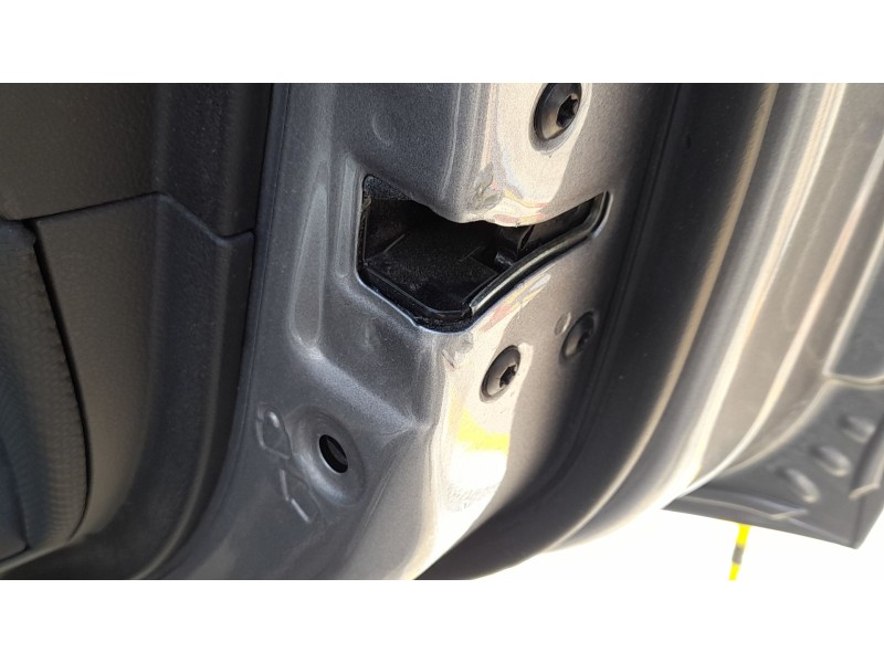 Recambio de cerradura puerta trasera derecha para ssangyong tivoli 1.5 referencia OEM IAM 7132035000  
