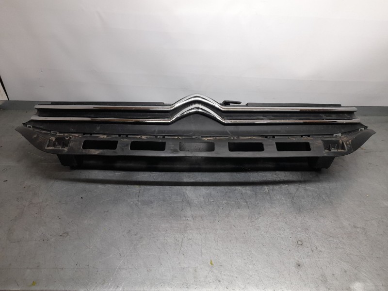 Recambio de rejilla delantera para citroën c3 iii (sx) 1.2 vti 82 referencia OEM IAM 9812063477  