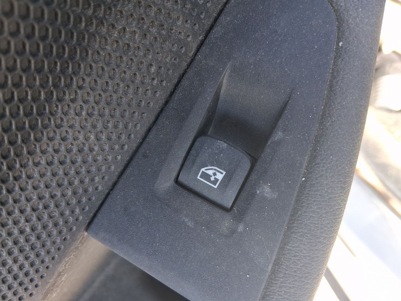 Recambio de mando elevalunas trasero izquierdo para bmw 1 (f40) 116 d referencia OEM IAM 61317950756  