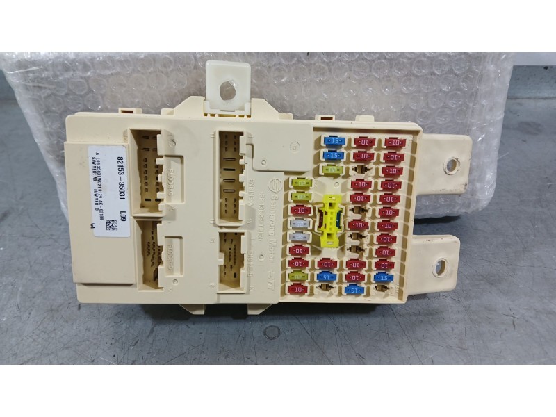 Recambio de caja reles / fusibles para ssangyong tivoli 1.5 referencia OEM IAM 8215335031  