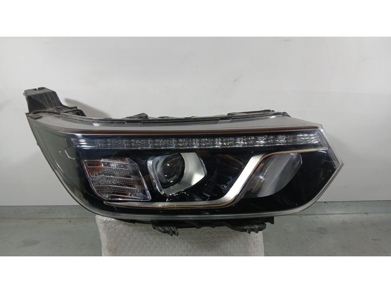 Recambio de faro derecho para ssangyong tivoli 1.5 referencia OEM IAM 8310235000  92161080