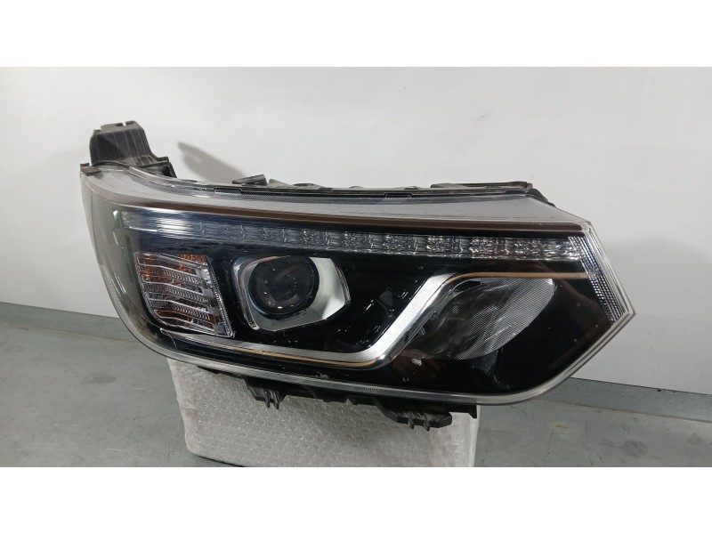Recambio de faro derecho para ssangyong tivoli 1.5 referencia OEM IAM 8310235000  92161080