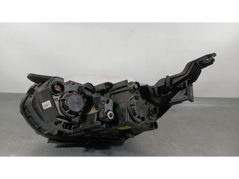 Recambio de faro derecho para ssangyong tivoli 1.5 referencia OEM IAM 8310235000  92161080