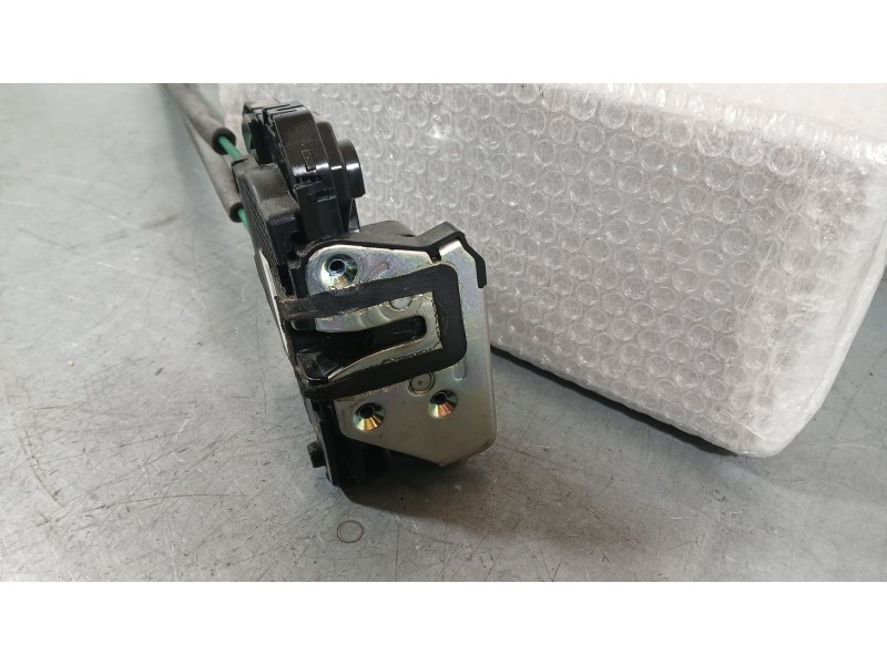 Recambio de cerradura puerta trasera derecha para ssangyong tivoli 1.5 referencia OEM IAM 7132035001  