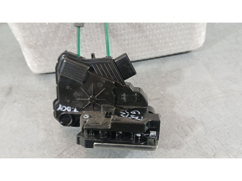 Recambio de cerradura puerta trasera derecha para ssangyong tivoli 1.5 referencia OEM IAM 7132035001  