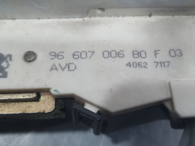 Recambio de cerradura puerta delantera derecha para citroën c4 coupé (la_) 1.4 16v referencia OEM IAM 9660700680F  