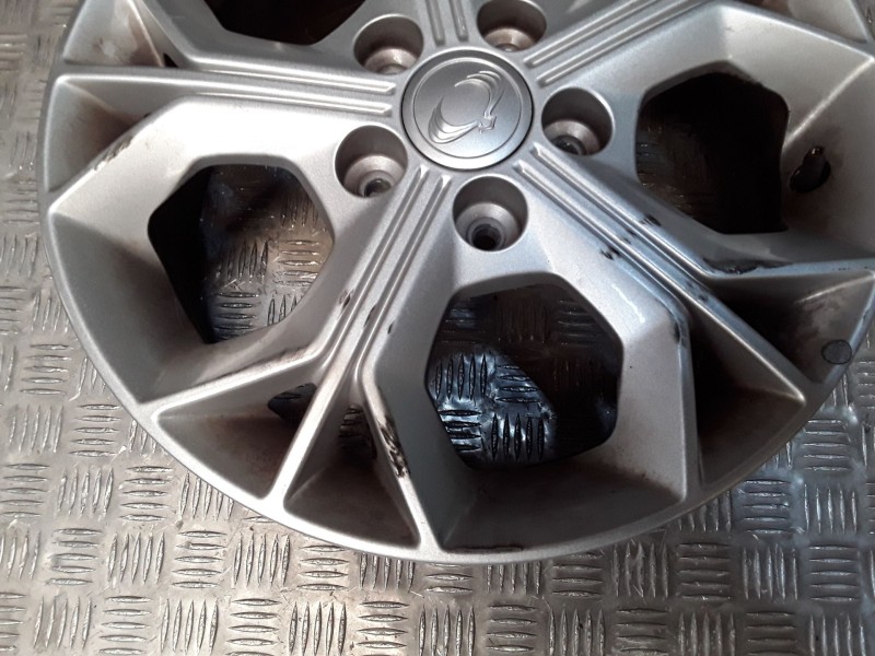 Recambio de llanta aluminio para ssangyong tivoli 1.5 referencia OEM IAM 6X16 5 TORN ET43 ROZADA ALUMINIO