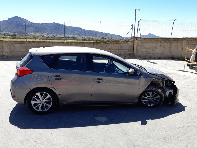 toyota auris (_e18_) del año 2013