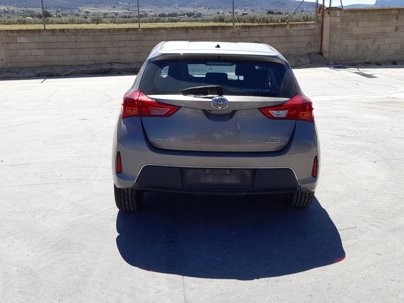 toyota auris (_e18_) del año 2013