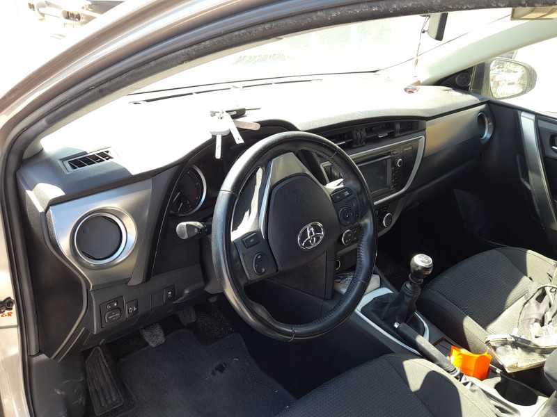 toyota auris (_e18_) del año 2013