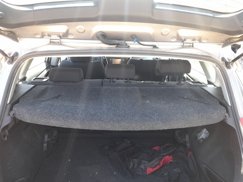 Recambio de bandeja trasera para toyota auris (_e18_) 1.4 d-4d (nde180_) referencia OEM IAM 6433002D30C0  