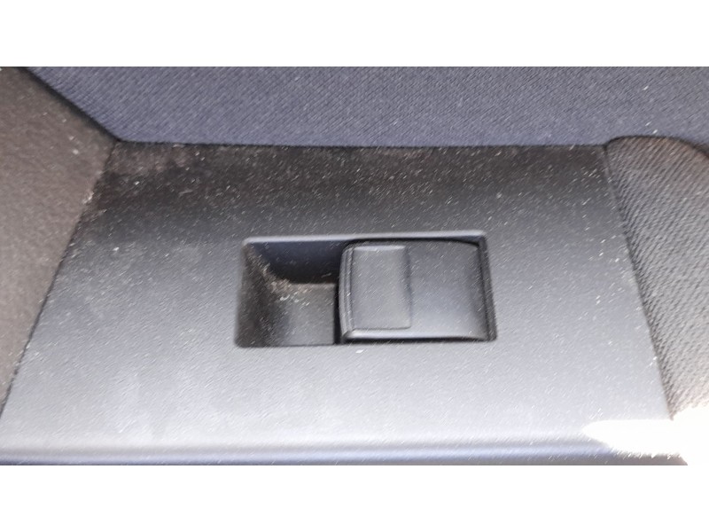 Recambio de mando elevalunas trasero derecho para toyota auris (_e18_) 1.4 d-4d (nde180_) referencia OEM IAM 8481002140  