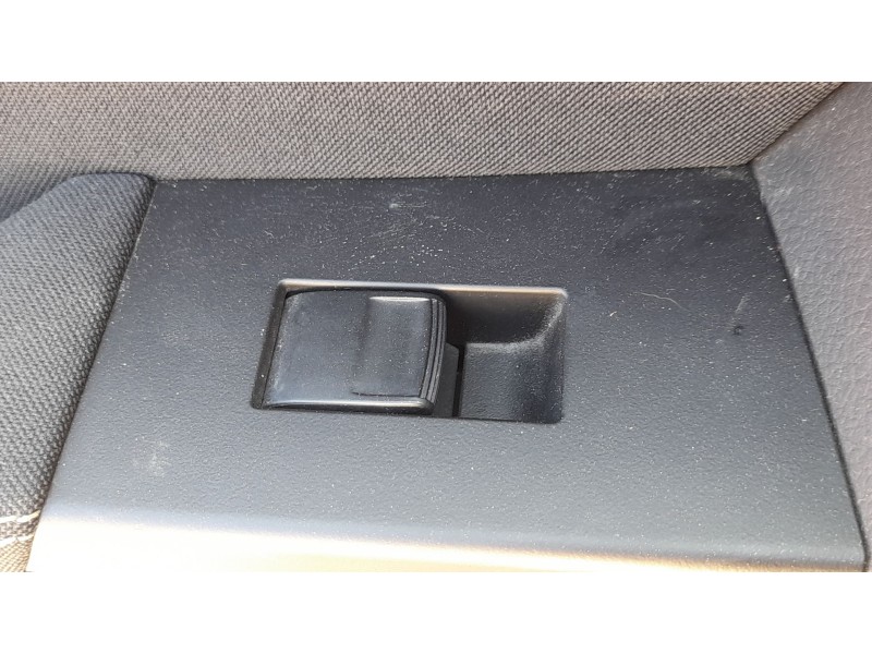 Recambio de mando elevalunas trasero izquierdo para toyota auris (_e18_) 1.4 d-4d (nde180_) referencia OEM IAM 8481002140  