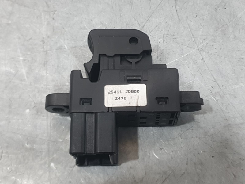 Recambio de mando elevalunas trasero derecho para nissan qashqai i (j10, nj10) 2.0 dci a las 4 ruedas referencia OEM IAM 25411BR