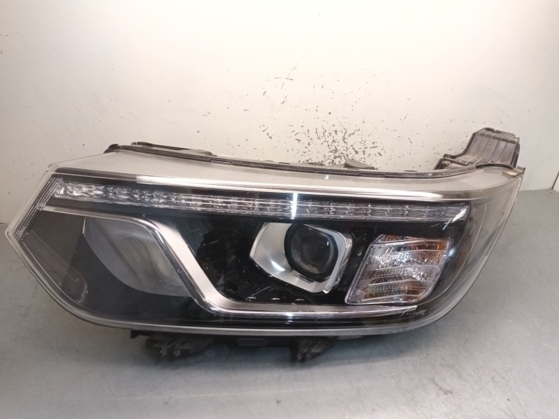 Recambio de faro izquierdo para ssangyong tivoli 1.5 referencia OEM IAM 8310135000  