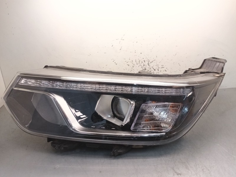 Recambio de faro izquierdo para ssangyong tivoli 1.5 referencia OEM IAM 8310135000  