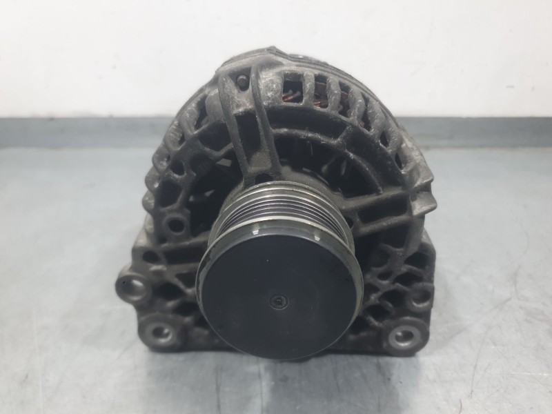 Recambio de alternador para volkswagen golf iv (1j1) 1.9 tdi referencia OEM IAM 038903023L 0124325001 BOSCH