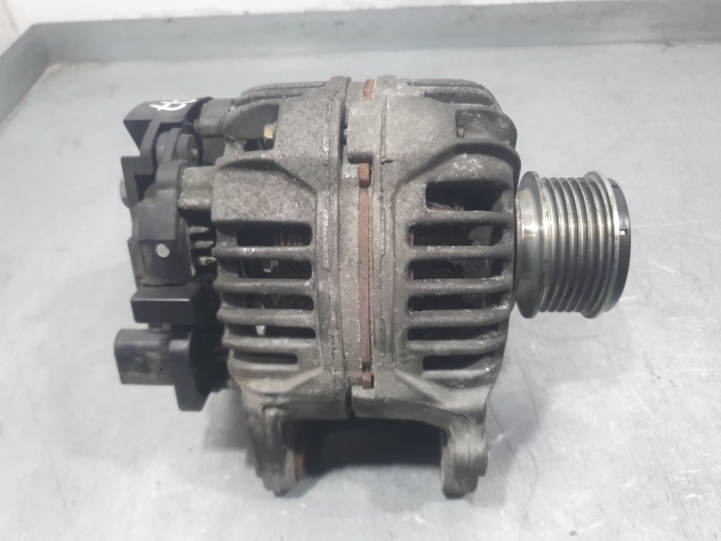 Recambio de alternador para volkswagen golf iv (1j1) 1.9 tdi referencia OEM IAM 038903023L 0124325001 BOSCH