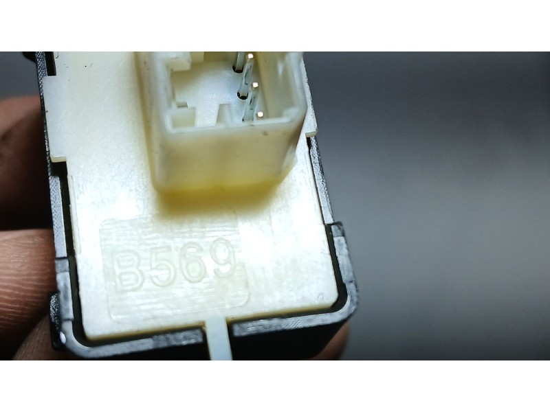 Recambio de mando elevalunas trasero izquierdo para fiat 500x (334_) 1.0 (334.axn1b) referencia OEM IAM 735633157  B569