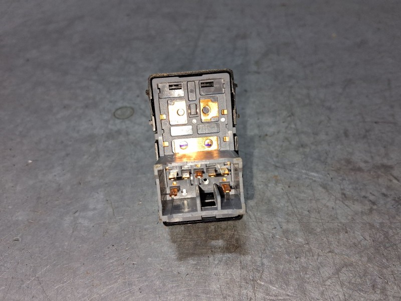 Recambio de mando elevalunas trasero izquierdo para hyundai i20 iii (bc3, bi3) 1.0 t-gdi hybrid 48v referencia OEM IAM 299223773