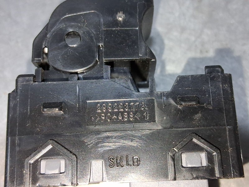 Recambio de mando elevalunas trasero izquierdo para hyundai i20 iii (bc3, bi3) 1.0 t-gdi hybrid 48v referencia OEM IAM 299223773