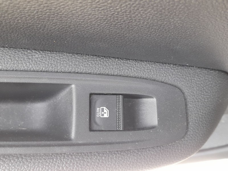 Recambio de mando elevalunas trasero izquierdo para renault clio v (b7_) tce 90 (b7mt) referencia OEM IAM 254218388R  