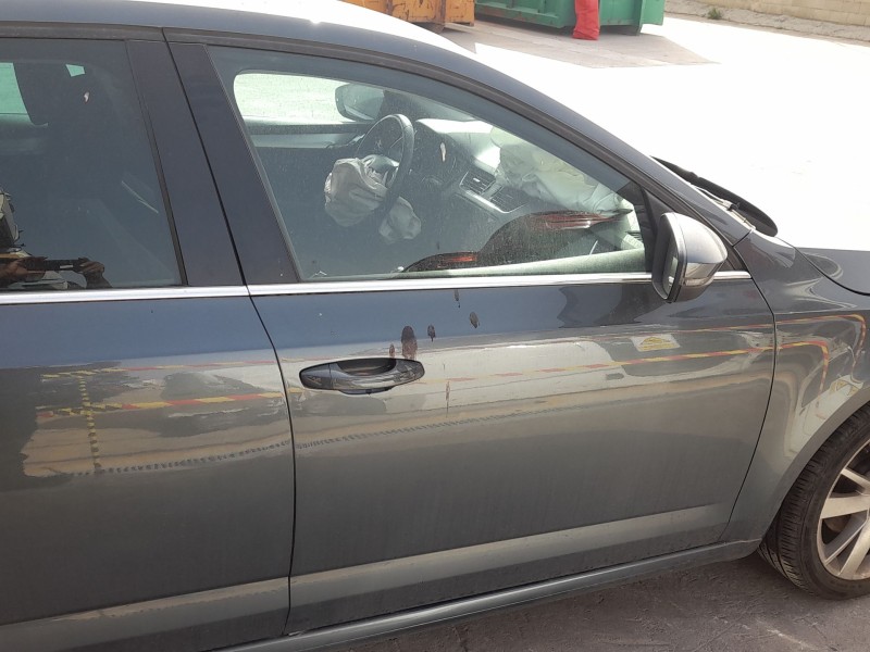 Recambio de puerta delantera derecha para skoda octavia iii (5e3, nl3, nr3) 1.5 tsi referencia OEM IAM 5E0831056A  