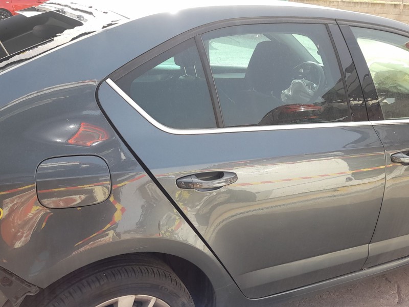 Recambio de puerta trasera derecha para skoda octavia iii (5e3, nl3, nr3) 1.5 tsi referencia OEM IAM 5E5833056B  